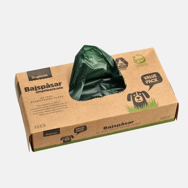 Pakke med resirkulerte hundeposer fra dogman på grå bakgrunn.