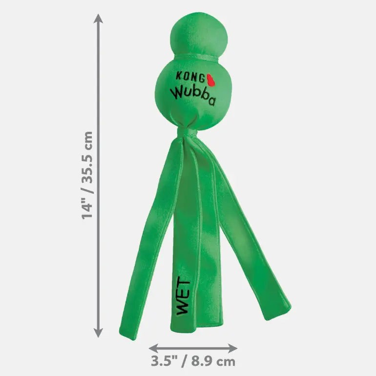 Wet Wubba flytende hundeleke i grønn med mål på grå bakgrunn.