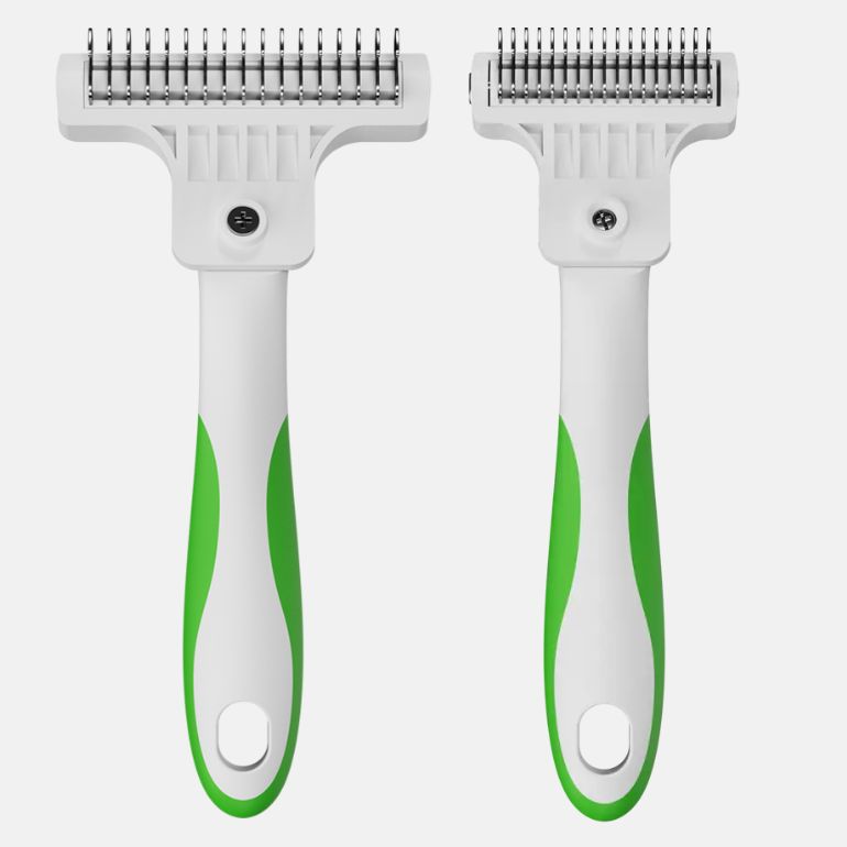 Andis Deshedding Tool og Andis Compact Deshedding Tool på grå bakgrunn