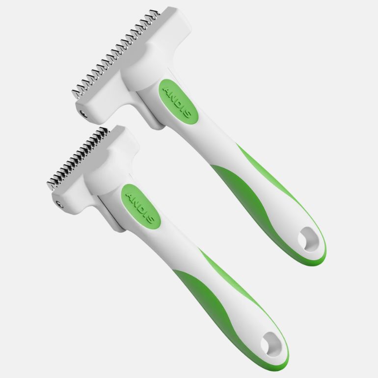 Andis Deshedding Tool og Andis Compact Deshedding Tool på grå bakgrunn