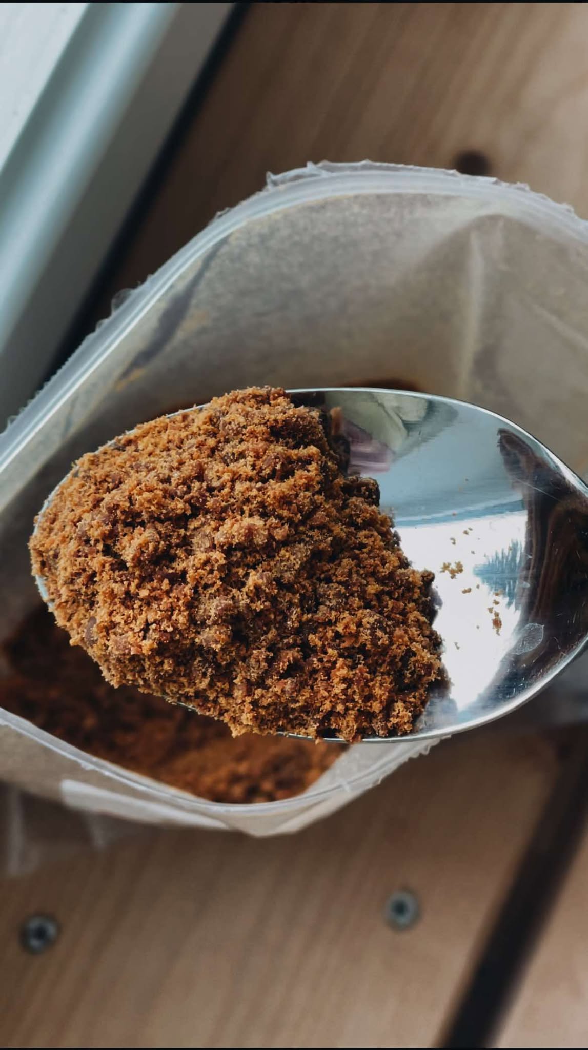 Skje med Biffkrydder av malt storefevom fra Radical Dog.