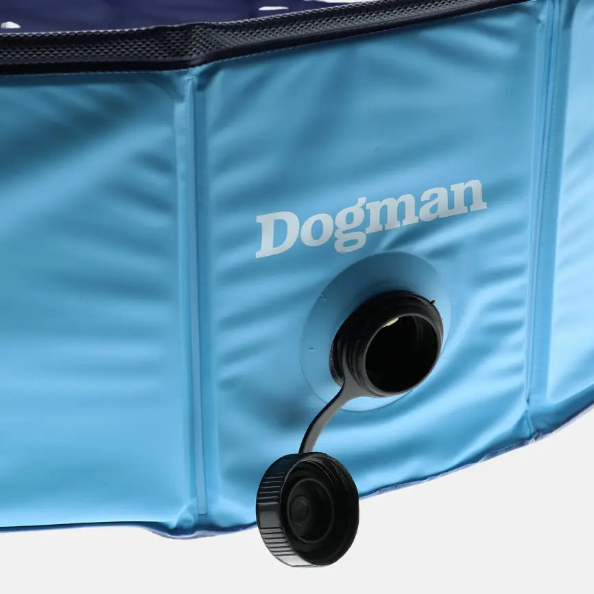 Hundebasseng fra dogman på grå bakgrunn.