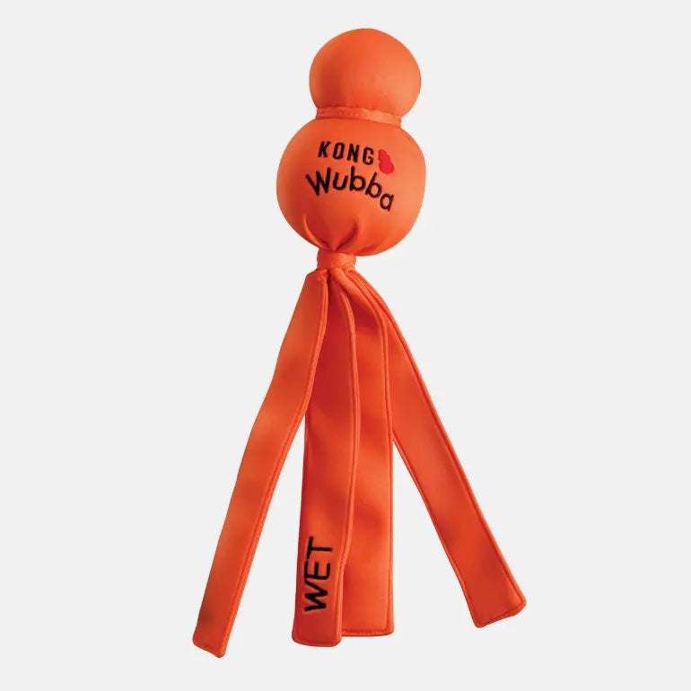 Wet Wubba flytende hundeleke i orange på grå bakgrunn.