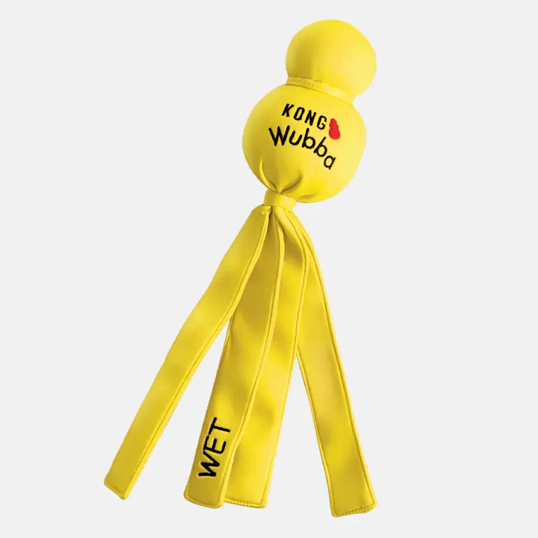 Wet Wubba flytende hundeleke i gul på grå bakgrunn.