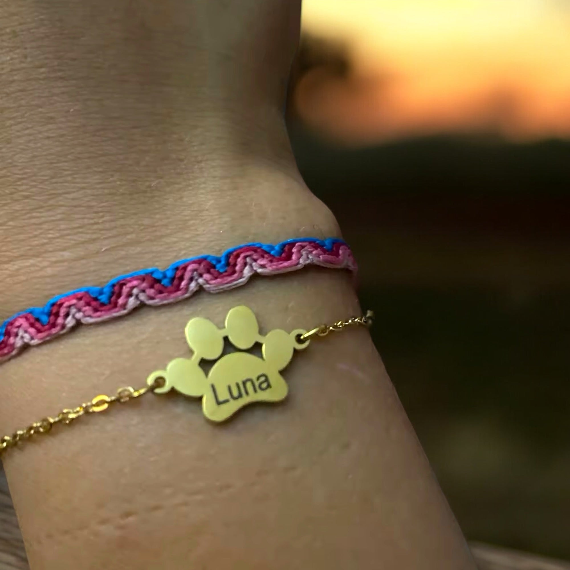 Personlig armbånd med graverte poter – opptil 4 navn