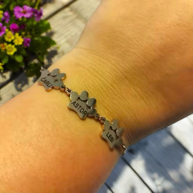 Personlig armbånd med graverte poter – opptil 4 navn