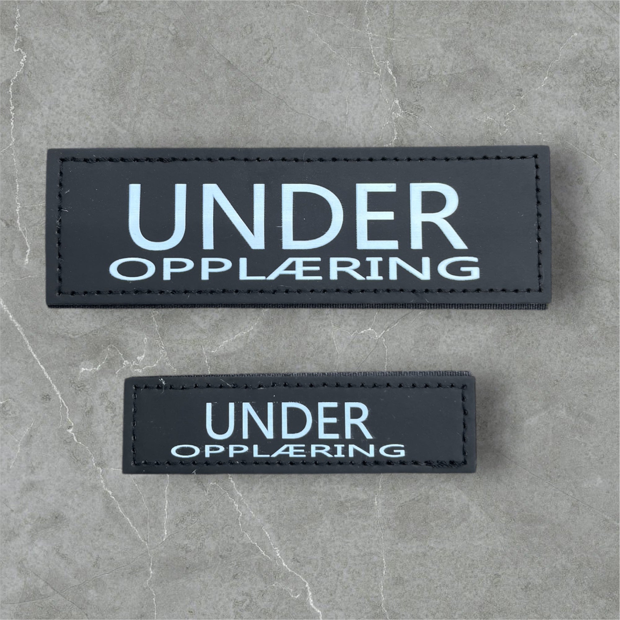 Under opplæring patch til hundesele – borrelåsmerke
