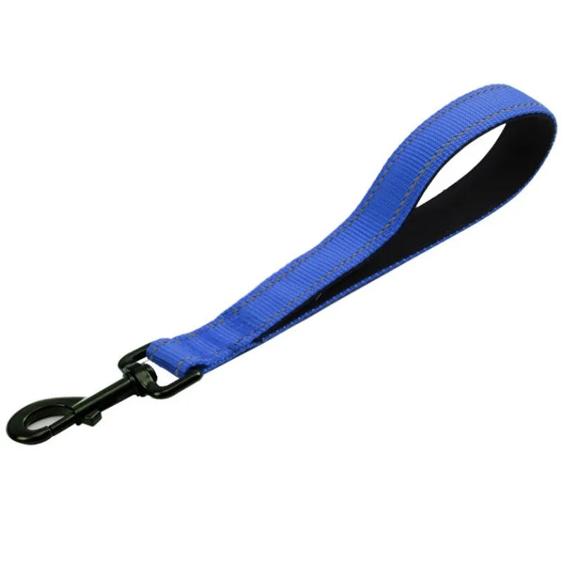 Kort hundekobbel 30 cm – solid bånd for ekstra kontroll