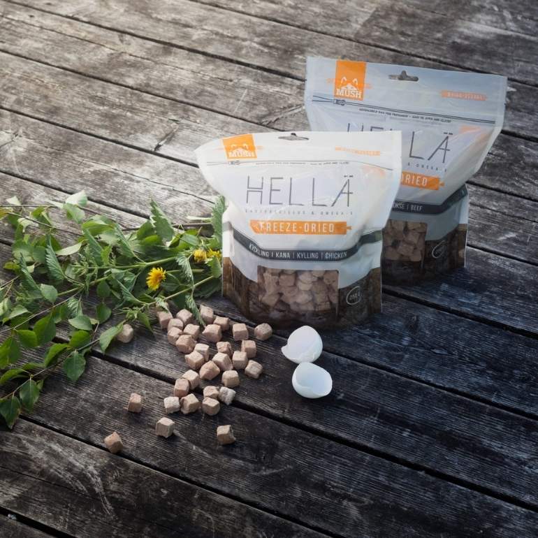 MUSH Hellä med kylling og med storfe med råvarer liggende ved siden av.