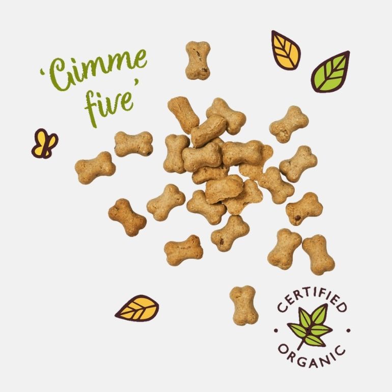 Bilde av godbitene i LK training treats med teksten gimme five.