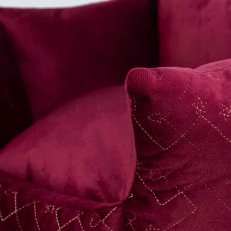 Nærbilde av Natalya hundeseng som viser mønsteret.