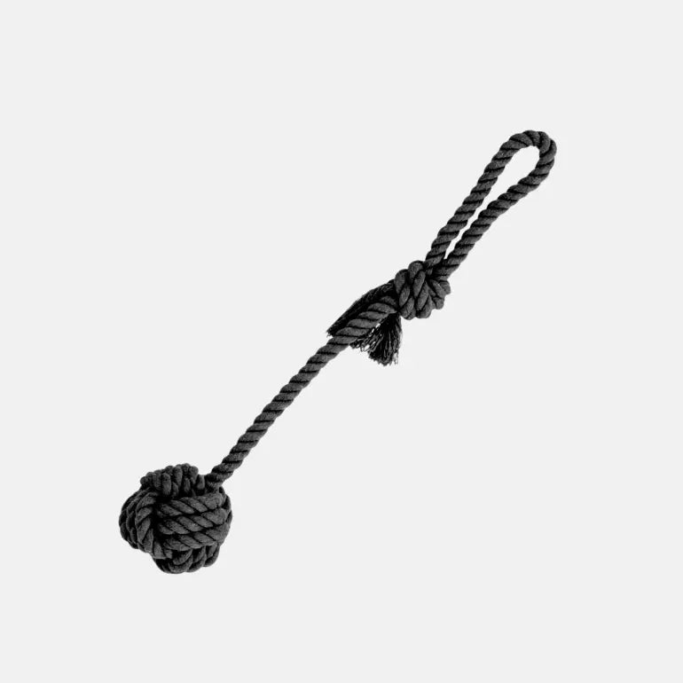 Draleke av tau med tyggeknute fra Dogman. Svart på grå bakgrunn.