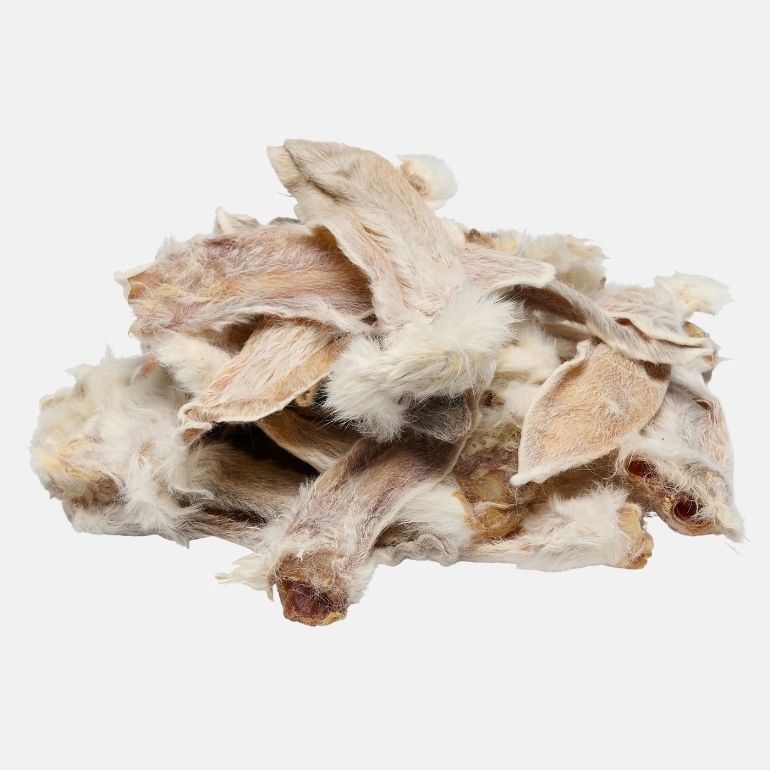 Bilde av kaninører med pels som ligger i en haug.