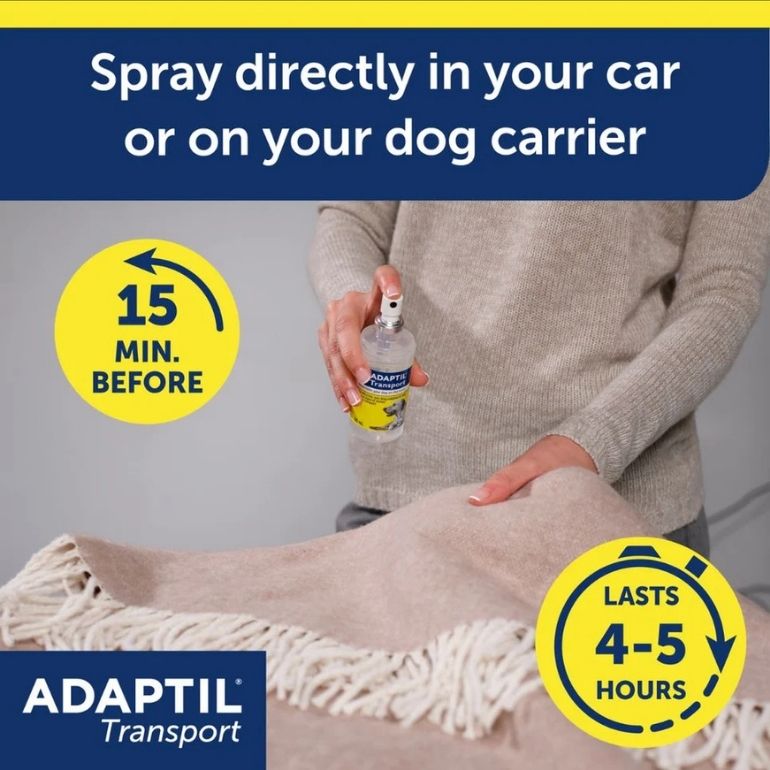 Kvinne sprayer Adaptil Transport Spray på et teppe. Over bildet står teksten "Spray directly in your car or on your dog carrier"