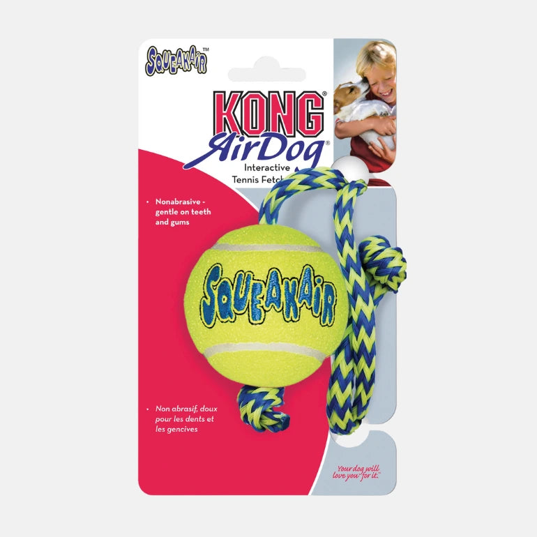 Kong SqueakAir med rep i original forpakning på grå bakgrunn.