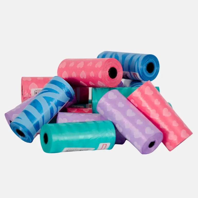 Hundeposer Mini 20 poser : Haug av hundeposer i ulike farger fra Dogman på grå bakgrunn.