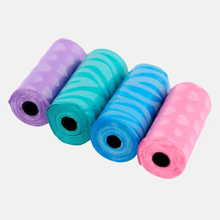 Fargerike hundeposer ligger ved siden av hverandre på grå bakgrunn.