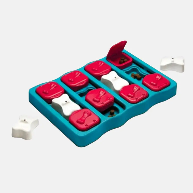 Dog Brick 2 av Nina Ottosson spillet på grå backgrunn.