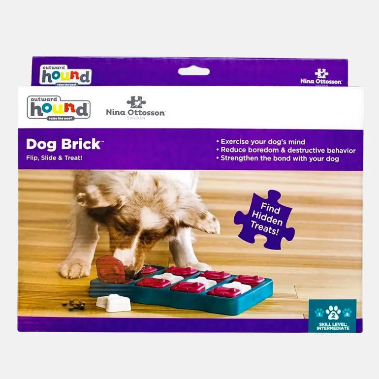 Dog Brick 2 av Nina Ottosson spillet i original eske på grå backgrunn.