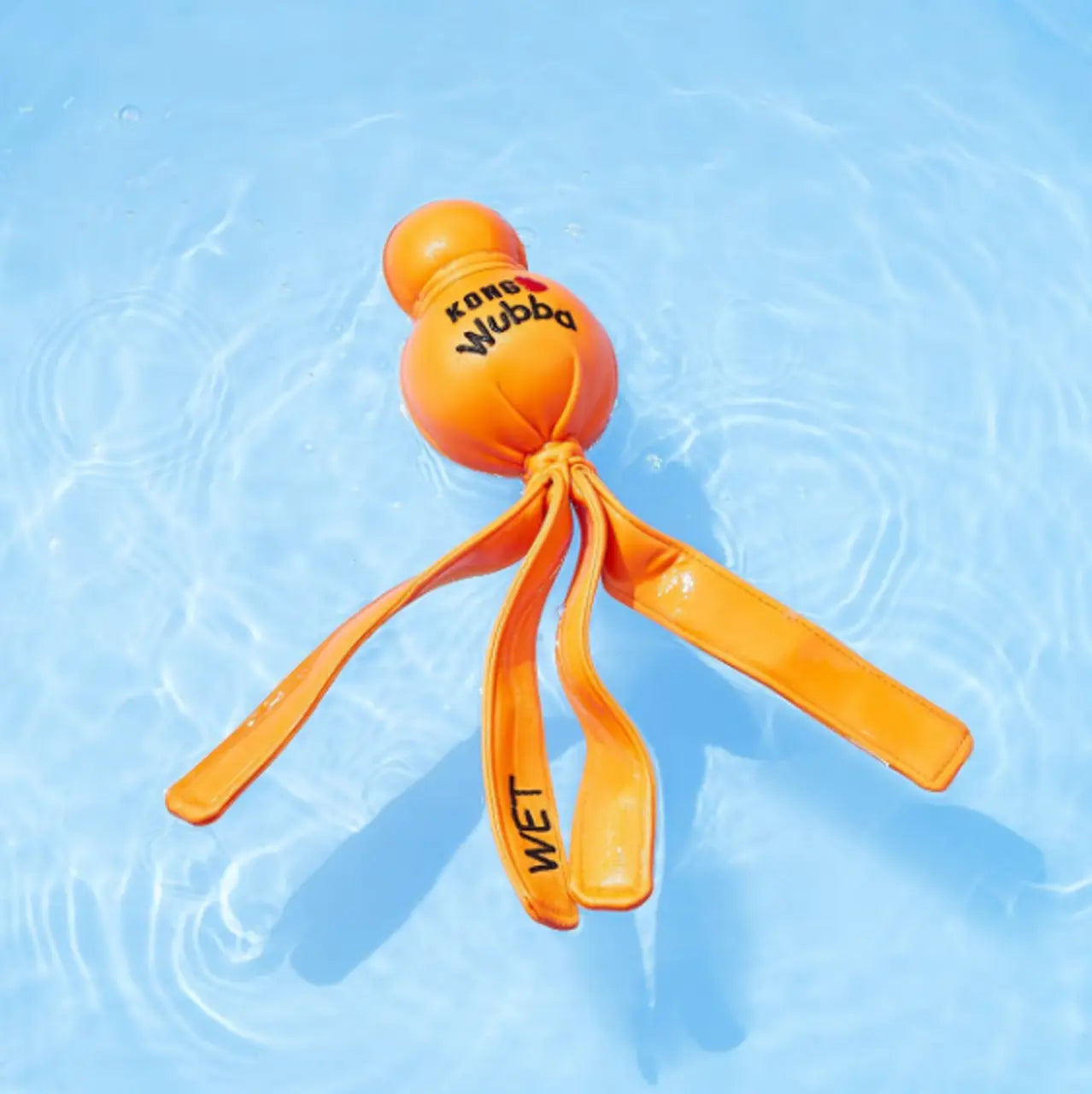 Orange wet wubba flyter i et basseng.