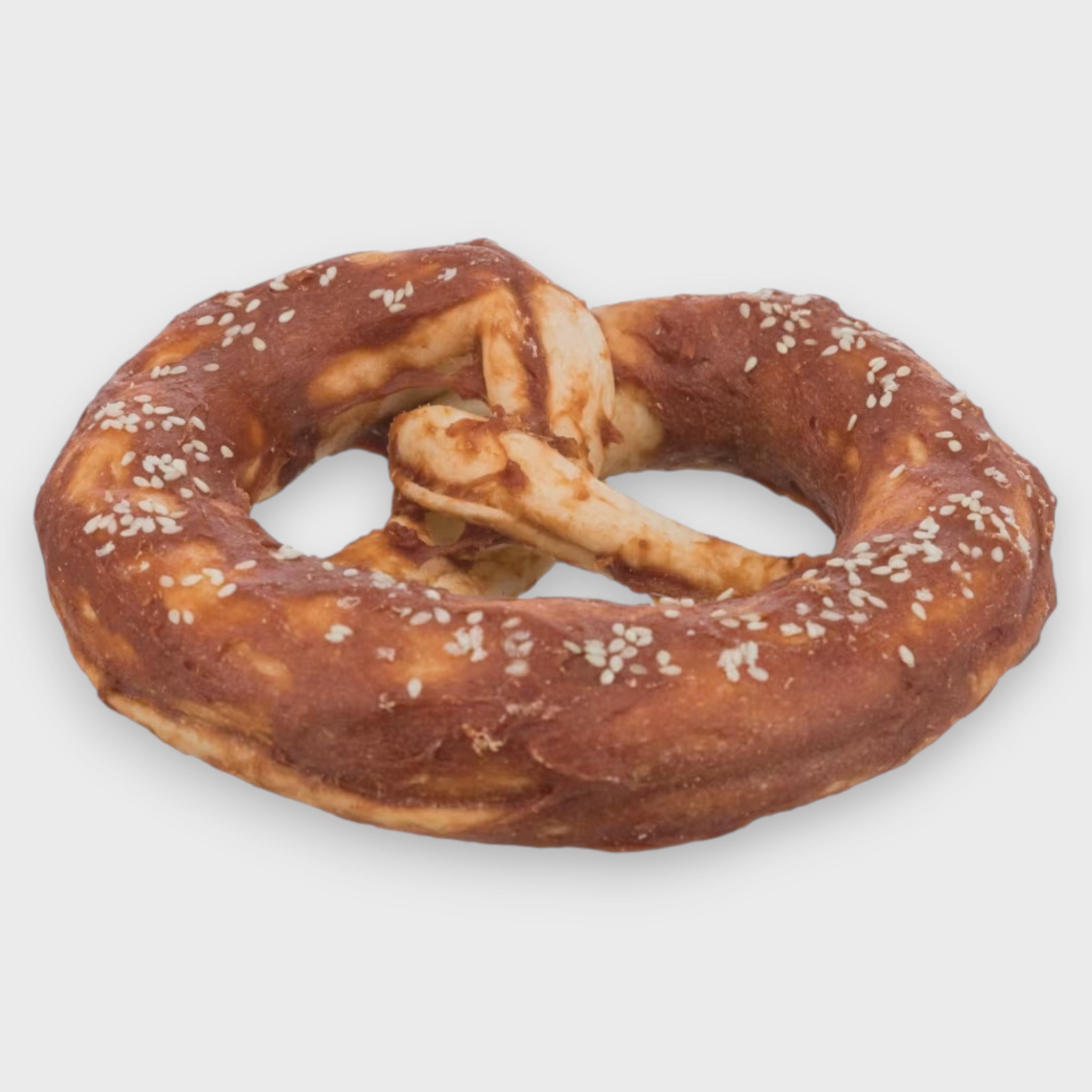 Tyggepretzel med and til hund i 9 cm størrelse, laget av tykk råhud med 30 % andekjøtt